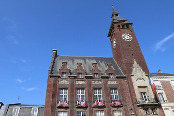 La mairie et son beffroi, tour de l'horloge, ville de Montdidier, département de la Somme, France