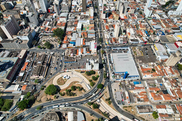 Naklejka premium Vista aérea dos prédios e casas da região central da cidade de Campinas, localizada no interior do estado de São Paulo. 