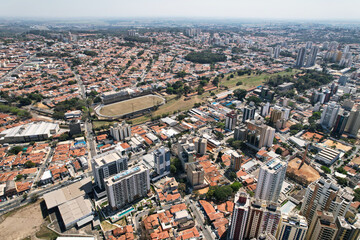 Fototapeta premium Vista aérea dos prédios e casas da região central da cidade de Campinas, localizada no interior do estado de São Paulo. 