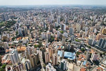 Fototapeta na wymiar Vista aérea dos prédios e casas da região central da cidade de Campinas, localizada no interior do estado de São Paulo. 