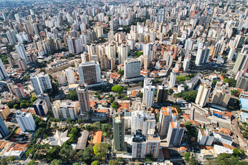 Vista aérea dos prédios e casas da região central da cidade de Campinas, localizada no interior...