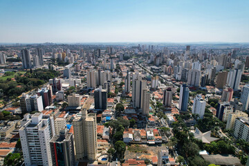 Obraz premium Vista aérea dos prédios e casas da região central da cidade de Campinas, localizada no interior do estado de São Paulo. 