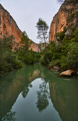 Fototapeta na wymiar Reflejos en el cañón del rio Turia, Valencia (España)