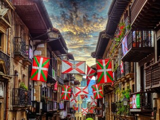 Hondarribia - calle en fiestas - Guipúscoa (País Basc) - obrazy, fototapety, plakaty