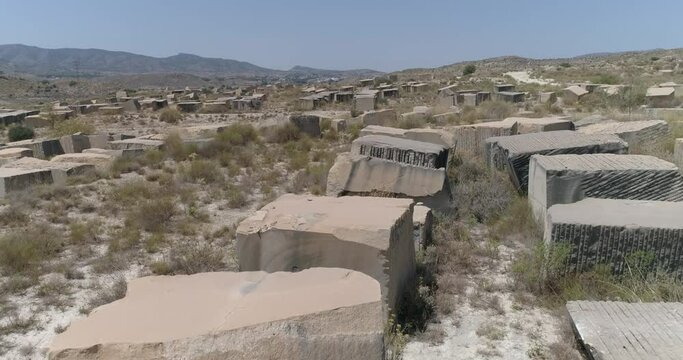 Gigantescos sillares de roca parda abandonados en desierto vistos con dron