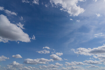 Błękitne niebo z białymi chmurami - obrazy, fototapety, plakaty
