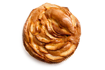 Crostata di mele ripresa dall'alto e isolata su fondo bianco