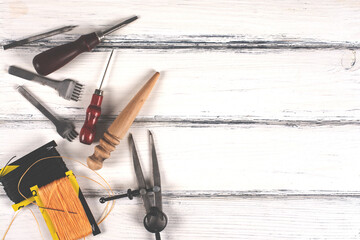 Naklejka premium Crafting tools on natural leather. Top view.