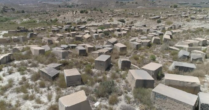 Desierto cubierto por bloques de piedra de antigua cantera desde arriba