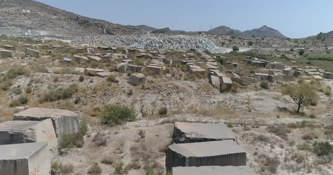 Vuelo de dron sobre antigua cantera abandonada en el desierto