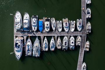 Des bateaux de plaisancier à quai sur un ponton dans une marina