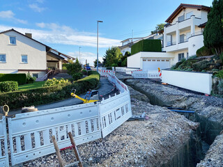 Straßenbauarbeiten in einem Wohngebiet