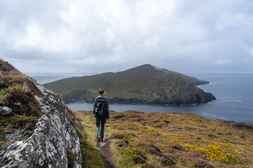 Fototapeta premium Randonnée avec vue sur l'île de Dursey, Péninsule de Beara