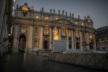 Bazylika św. Piotra w Rzymie wieczorową porą