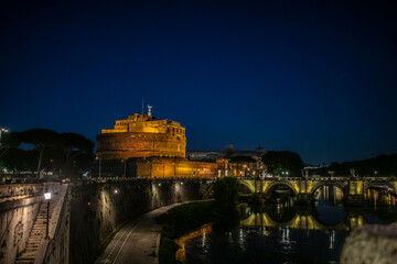 zamek św. Anioła w Rzymie z rzeką i mostem nocą - obrazy, fototapety, plakaty