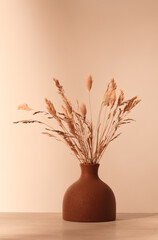 Vase with dried grass - 530896368