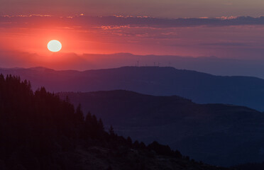 lever de soleil sur les Monts d'Ardèche dans la parc naturel régional des Monts d'Ardèche en France en été