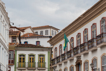 Bandeira do Brasil e Janelas dos casarões históricos do século 18, Ouro Preto, Minas Gerais, Brasil.