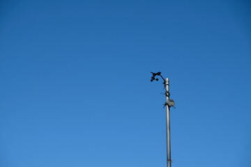 Fototapeta na wymiar FU 2021-11-01 HebstBunt 320 In den Himmel ragt ein Windmessgerät