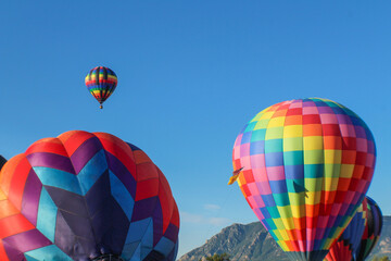 Obraz premium hot air balloons by the mountains