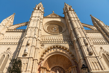 Catedral de Palma de Mallorca. Vista en contrapicado de la fachada oeste de la catedral medieval de Mallorca, de estilo gótico. Islas Baleares, España.