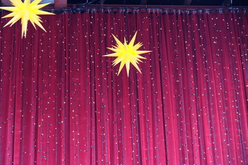 FU 2021-12-23 Weihnacht 28 Vor dem lila Vorhang ist ein Stern