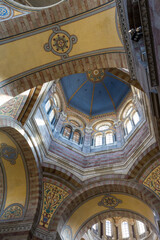 Fototapeta na wymiar Intérieur néobyzantin et coloré de la Cathédrale La Major de Marseille