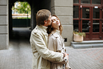 Naklejka premium a couple in love walks in the autumn city against the background of buildings