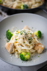 fettucine alfredo with broccoli and chicken
