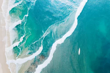 Luftaufnahme des Sandstrandes am Meer mit Wellen. Draufsicht auf unglaublich schönes azurblaues Wasser © Viks_jin