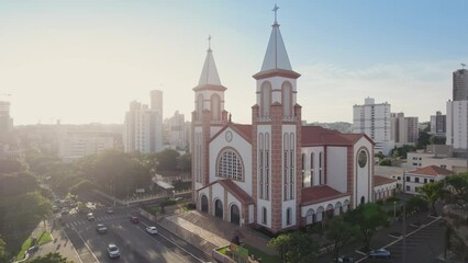Drone mostrando a Catedral Santo Antônio em Chapecó, Santa Catarina, Brasil. Cena produzida ao amanhecer.