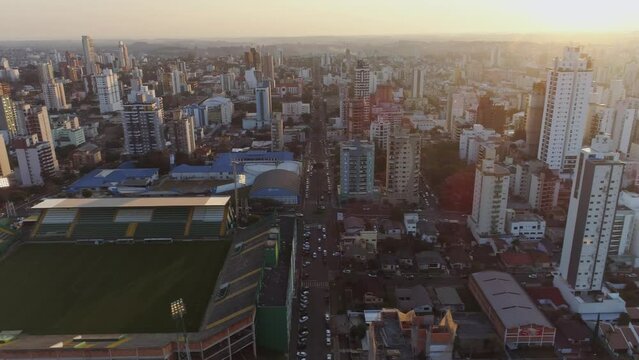 Vista de drone sobrevoanda a cidade de Chapec&oacute;, Santa Catarina, Brasil. Cena produzida ao entardecer.