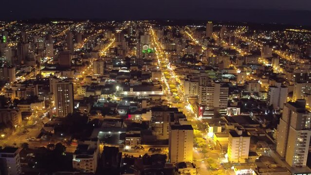Vista de drone sobrevoanda a cidade de Chapec&oacute;, Santa Catarina, Brasil. Cena produzida a noite.