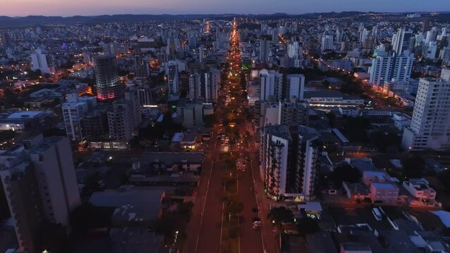 Vista De Drone Sobrevoanda A Cidade De Chapecó, Santa Catarina, Brasil. Cena Produzida Ao Entardecer.