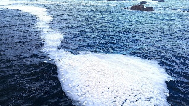 Rastro de espuma en el agua del mar en Galicia