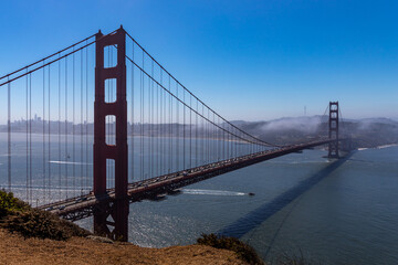 Fototapeta na wymiar Golden Gate Bridge at midday