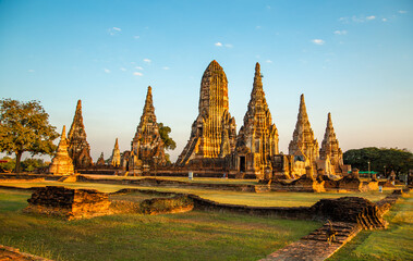 Obraz premium Wat Chaiwatthanaram ruin temple in Ayutthaya, Thailand