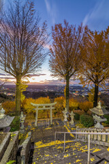Obraz premium 神社と朝焼け（大分県日出町）