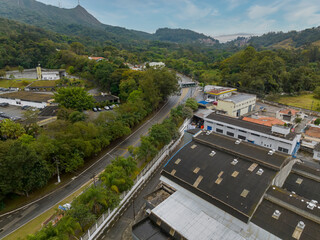 Fabrica cercada de verde proximo a São Paulo