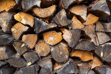 Pieces of Wood Stack / Heap of cut tree trunks as firewood - 530929578