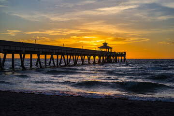 Fototapeta premium Sunrise by the Ocean Pier in Florida