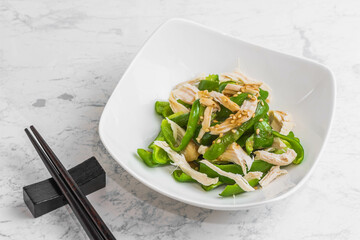 鶏ササミとピーマンの胡麻ドレッシング