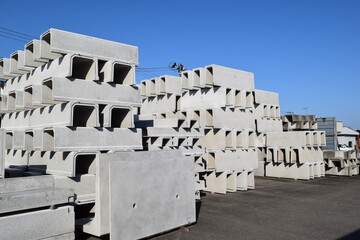 積まれた土木工事用コンクリート製品