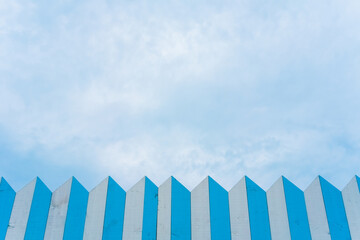 The blue sky in the background, on some symmetrical white and blue wooden boards, with a decorative pattern.