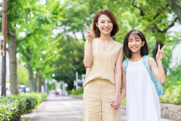 笑顔の親子　通学　ランドセル