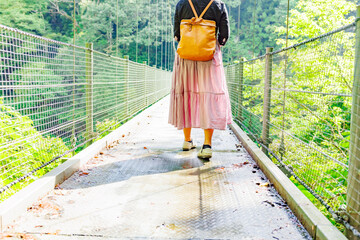 吊り橋を渡る女性