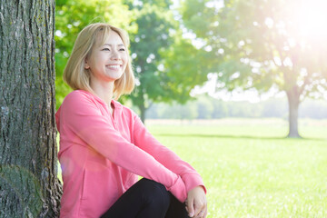 公園でリラックスする女性のポートレート