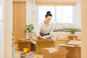 引越しをする若い女性