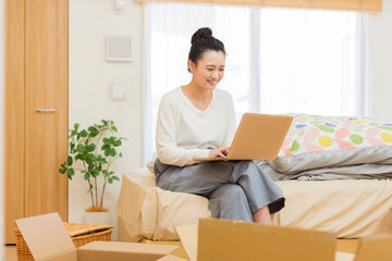 引越しをする若い女性