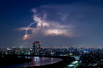 Fototapeta premium 不気味に光る巨大な積乱雲から稲妻が落ちる